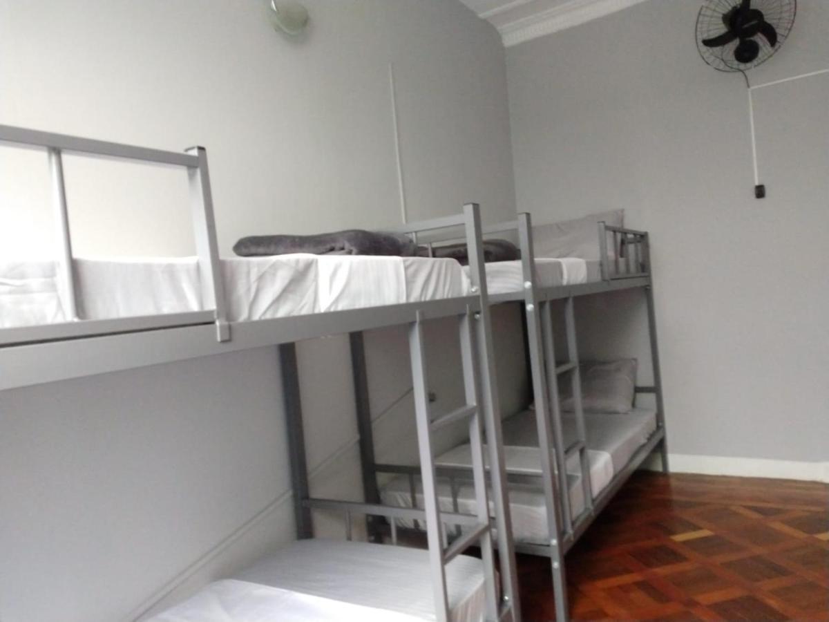 Cama num Dormitório Misto com 4 Camas