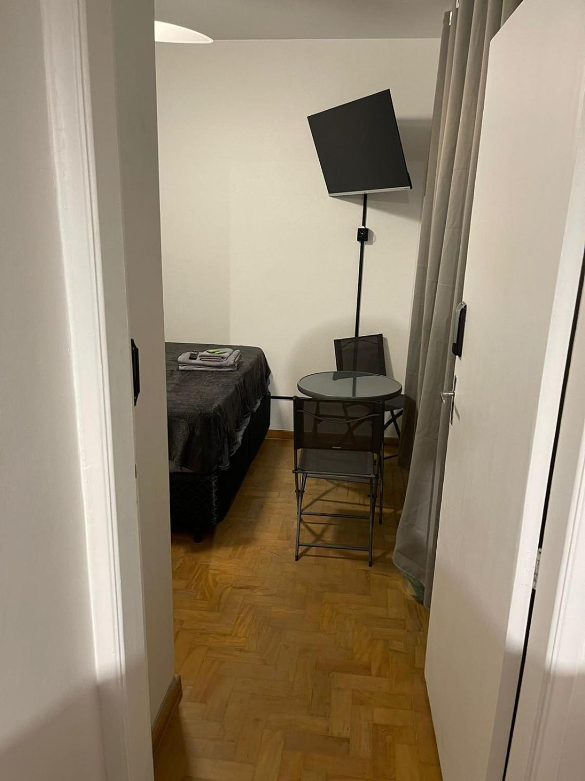 Quarto com Cama Queen-size e Banheiro Compartilhado