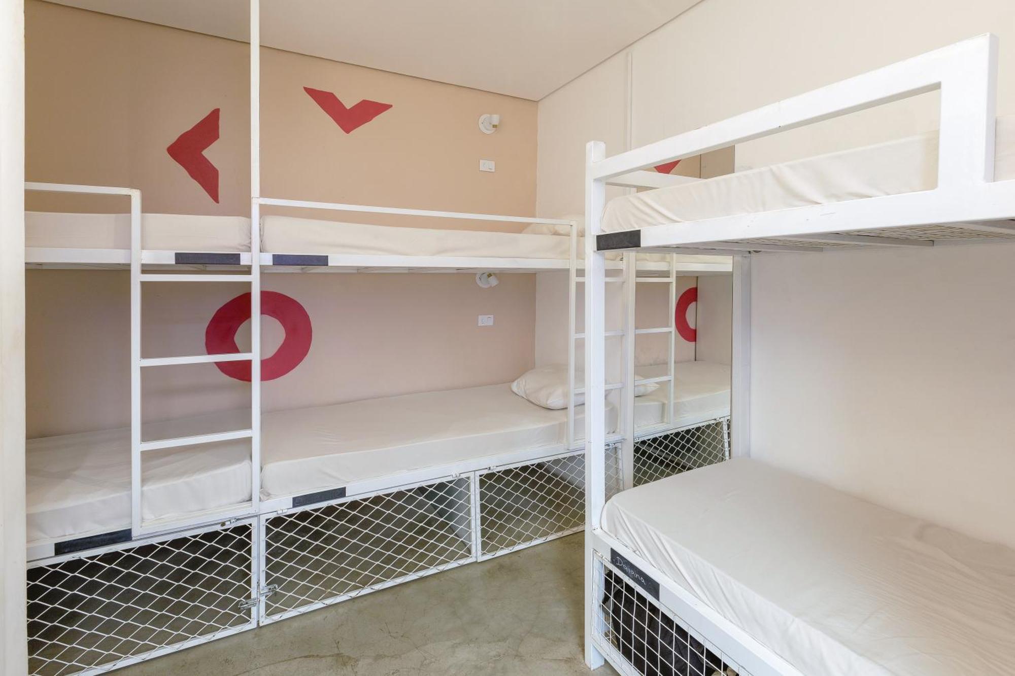Cama em Dormitório Misto de 8 Camas com Casa de Banho
