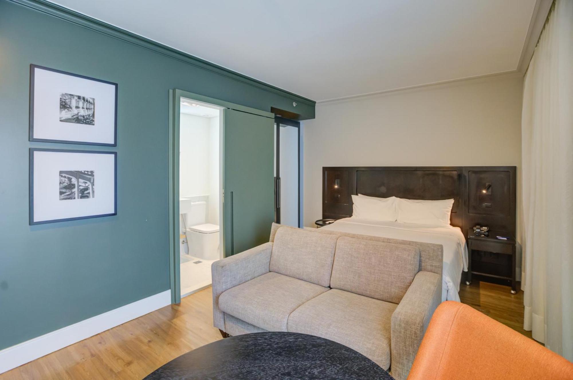 Deluxe Queen Room