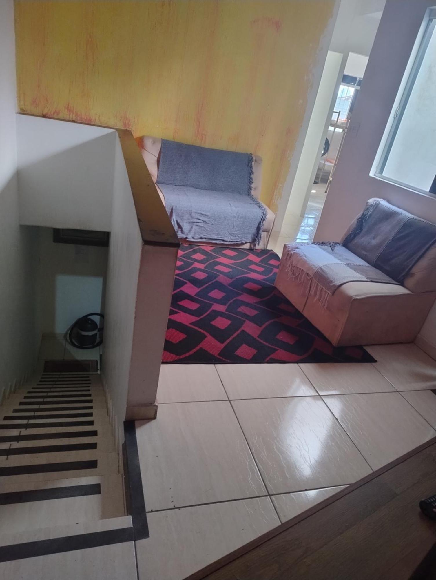 Cama Individual em Dormitório Masculino com Banheiro Compartilhado