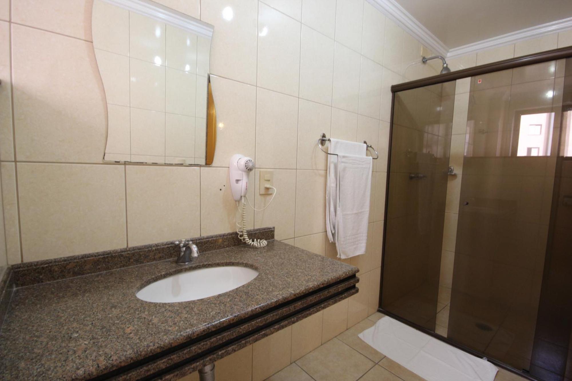 Quarto com Cama King-size - Acesso a Pessoas com Mobilidade Condicionada