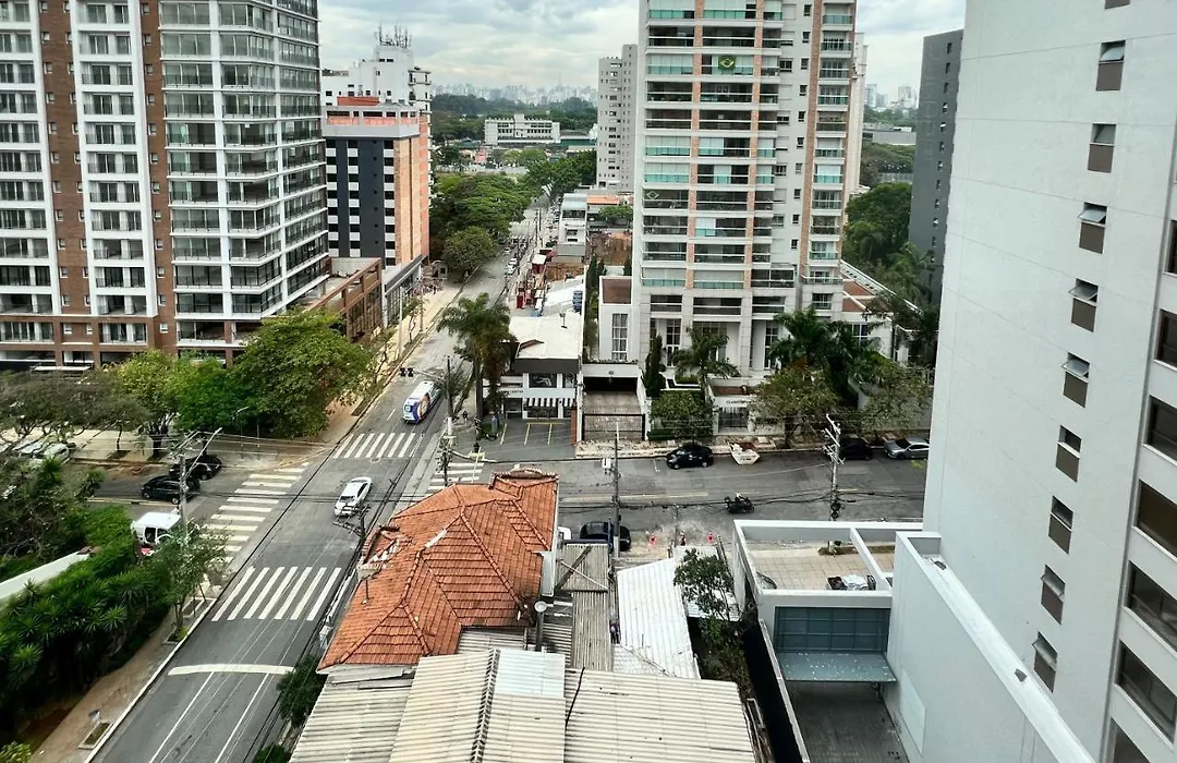 Vista do parque Ibirapuera do lado do Metrô-1