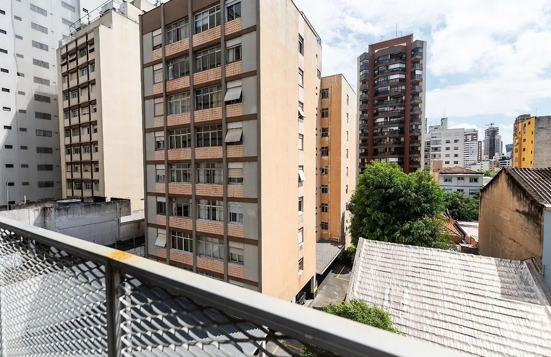 Apaixonante Refúgio em Pinheiros com Fácil Acesso ao Metrô Fradique Coutinho-1