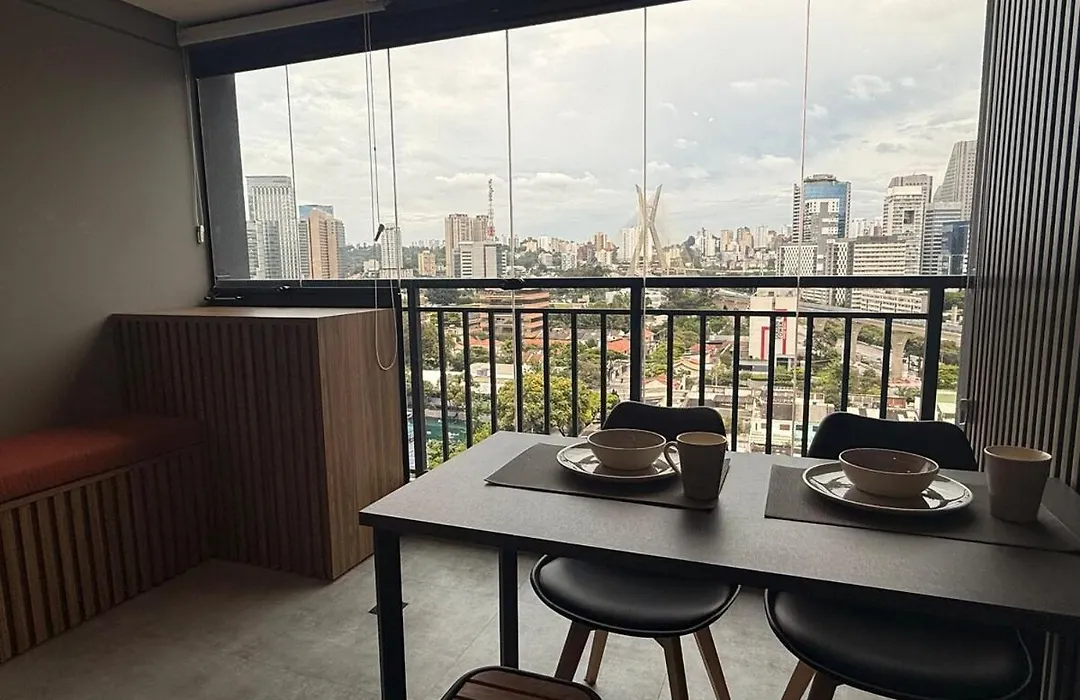 Estúdio Moderno com Vista de Cartão Postal-1