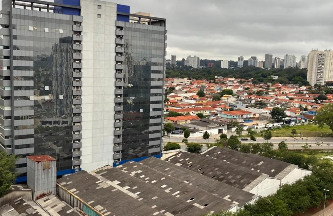 Belo Studio com suíte e varanda-1