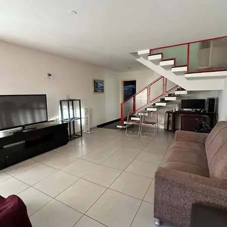 Quarto privativo em residência ótima localização-2
