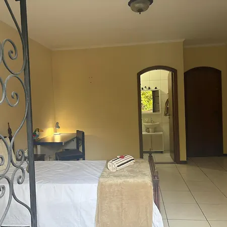 Suíte Ampla com Varanda Casa de Alto Padrão Moema Aeroporto CGH-3