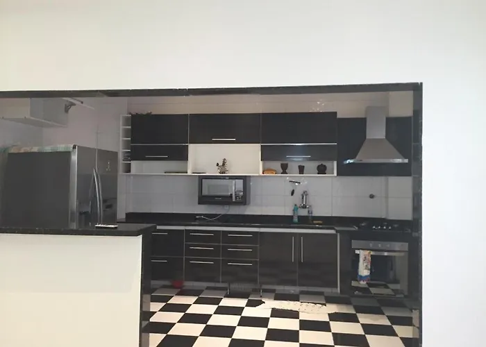 Apartamento para pessoas de família ou a negócio, Ap Grande 3 quartos no Brás próximo igreja Mundial,mercado municipal, 25 de março, templo Salomão, metro Dom Pedro ll, bancos, mercado e etc