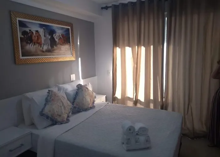 Studio Aconchego, próximo a Rua da Consolação, aos Metros República e Anhangabaú, com ar condicionado, piscina, academia, wifi e varanda