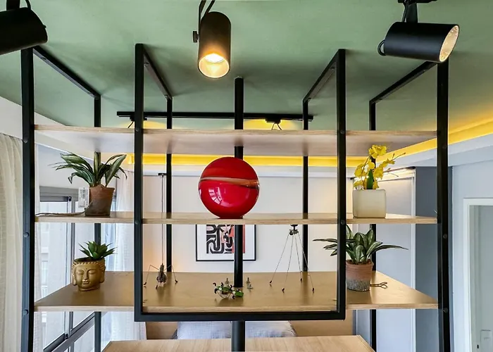 Studio novíssimo, completo e muito bem localizado