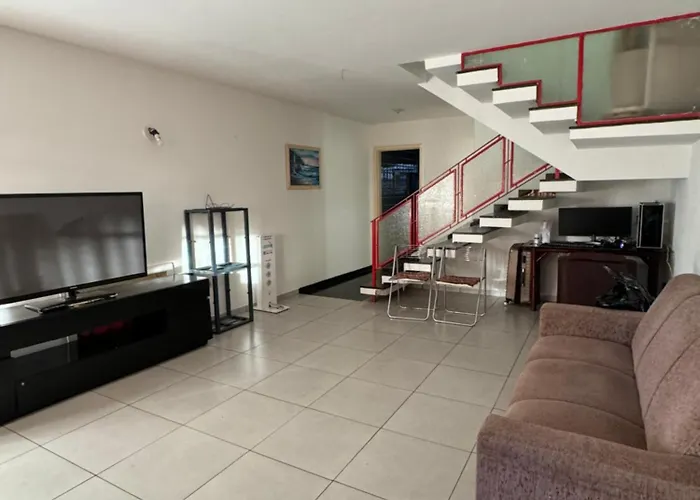 Quarto privativo em residência ótima localização