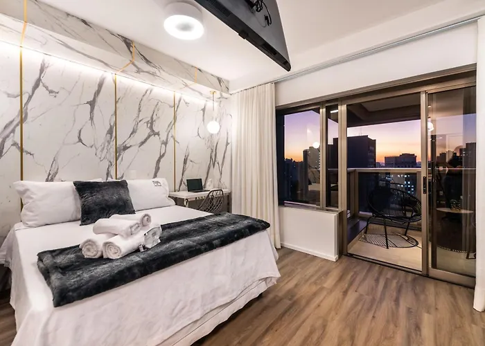 4 Studios Luxo Varanda Cozinha Equipada Piscina Academia Garagem WiFi Perto do Metrô Praça da República São Paulo