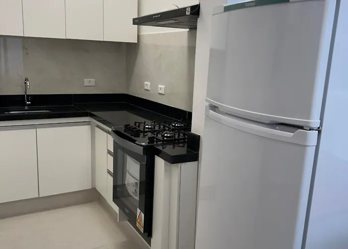 Pequeno apartamento metrô paraíso São Paulo