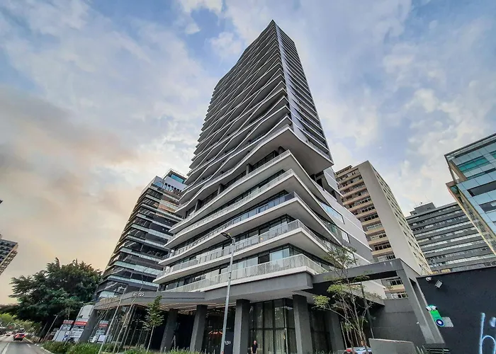Prédio com rooftop e café da manhã ao lado da Faria Lima - JFL