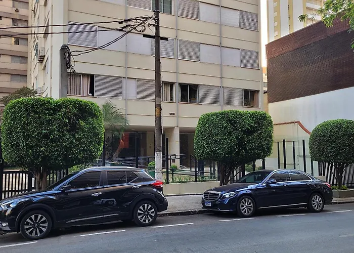 Quarto e banheiro privativos no Jardins