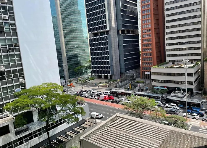 Apto com varanda na Paulista