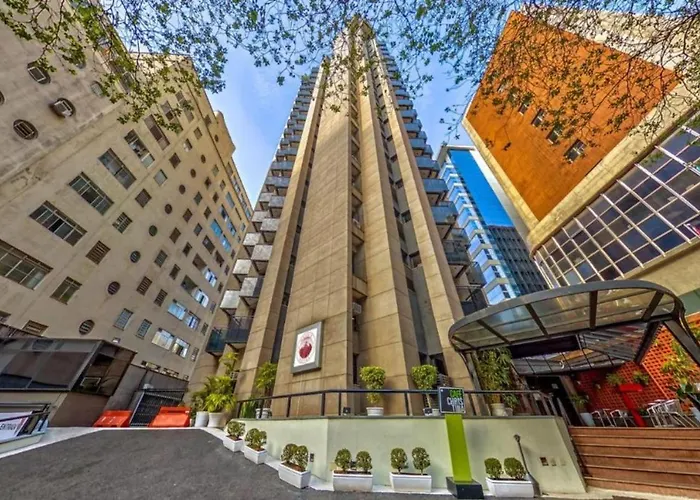 Flat amplo e com garagem ao lado da Paulista