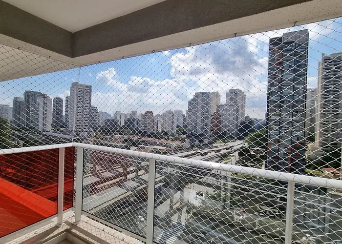 Studio em frente à estação Campo Belo do Metrô
