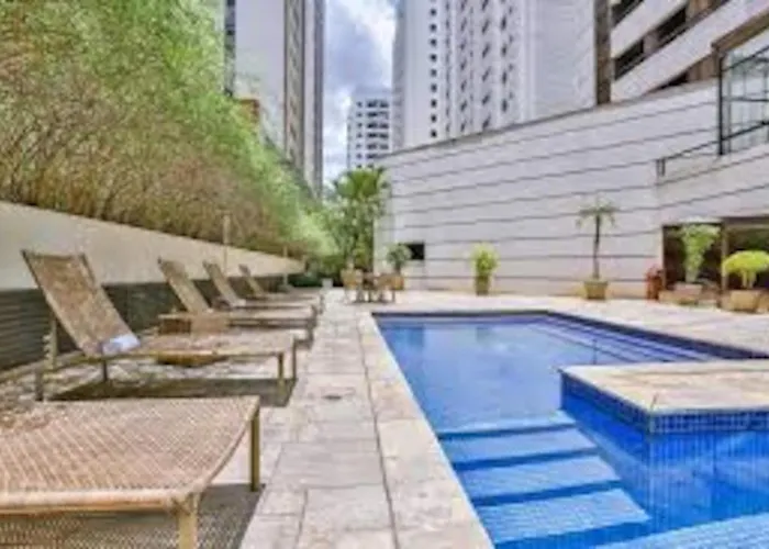 Apart com sacada e piscina