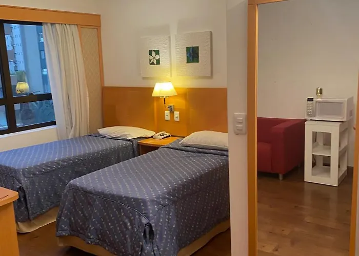 Apart com sacada e piscina