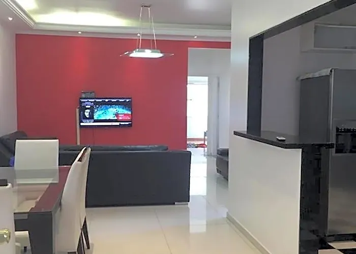 Apartamento para pessoas de família ou a negócio, Ap Grande 3 quartos no Brás próximo igreja Mundial,mercado municipal, 25 de março, templo Salomão, metro Dom Pedro ll, bancos, mercado e etc