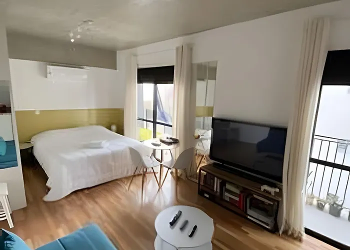 85 New Studio W Balcony, Fast Wifi And Movie Screen!