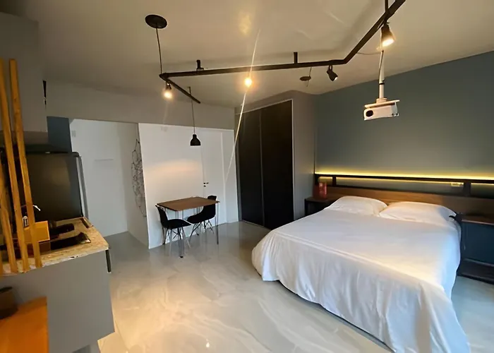 58 New Studio W/ Balcony, Fast Wifi And Movie Screen!